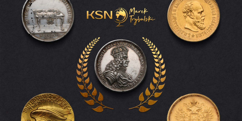 srebrna moneta na tle złotych monet